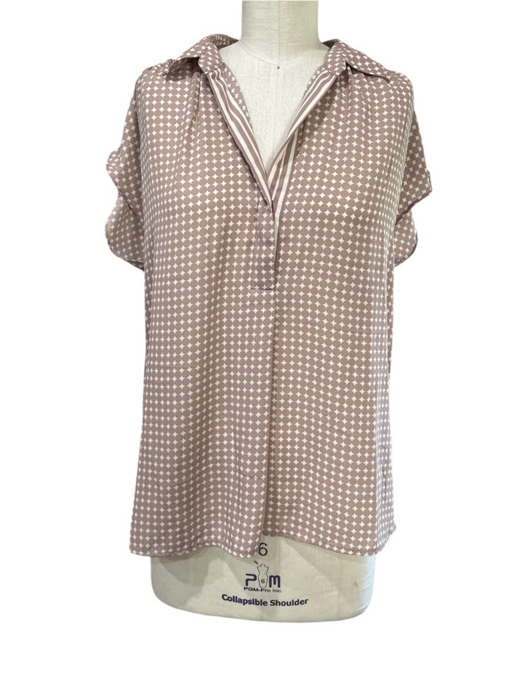 Max Studio blouse brown cream geometric pattern V-neckline Size M flowy